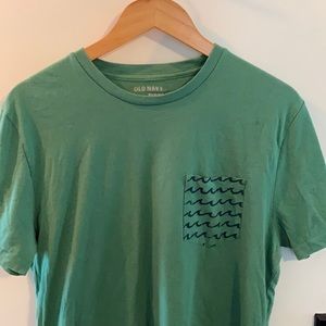 Green Old Navy tee